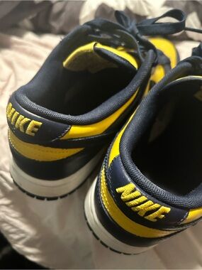 Men’s Nike Low-Top Sneakers in Navy and Yellow